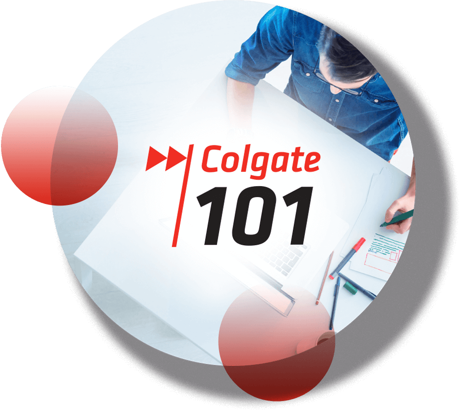Colgate 101 logosu ve masasında laptop, eskizler ve marker kalemlerle çalışan bir tasarımcının üstten görünümü.